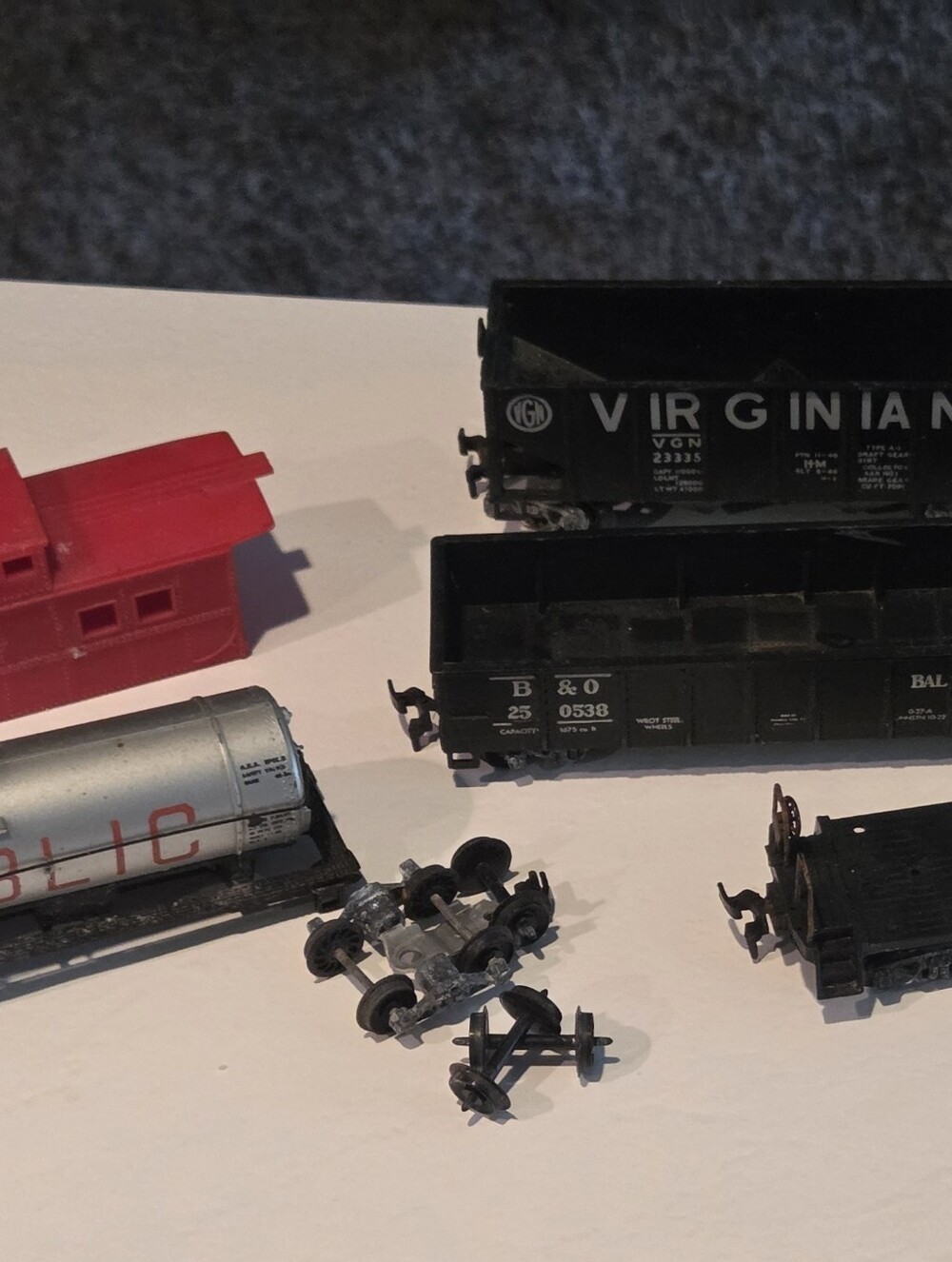 🚂Bundled Vintage Toy Model Train Set Pieces and Parts of 5 Train Cars